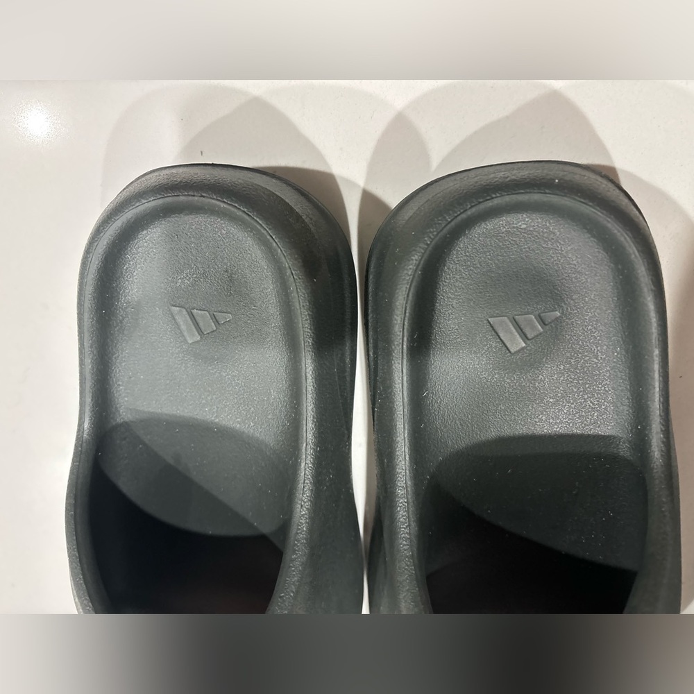 Yeezy Slide Sandals - Picture 3 of 4
